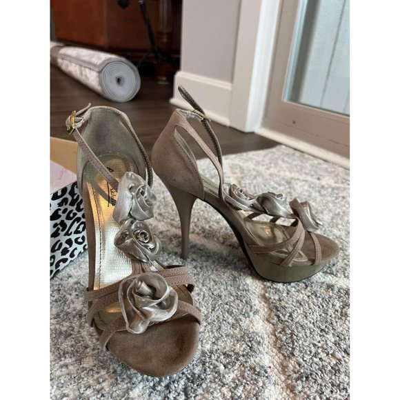 Taupe Rosette Heels - Size 8 - Picture 3 of 7